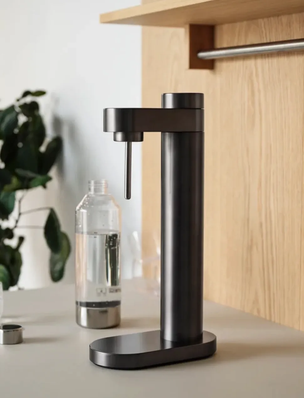 Bruiswatermachine Stelton Brus Carbonator Black Metallic