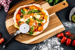 Pizzasnijder Laguiole Style de Vie Premium Line Met Snijplank Zwart