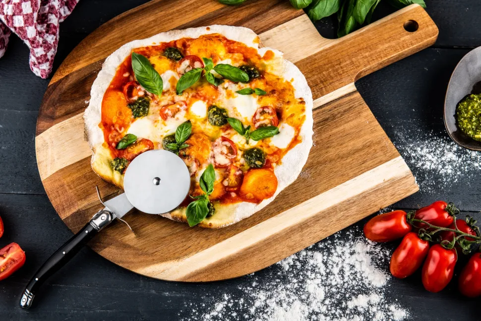 Pizzasnijder Laguiole Style de Vie Premium Line Met Snijplank Zwart