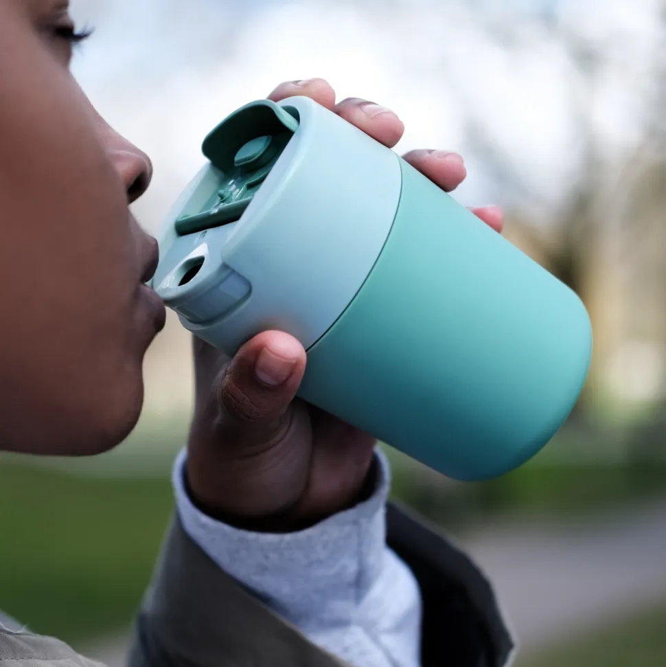 Reisbeker Joseph Joseph Sipp Met Flip top Dop 340 ml Groen