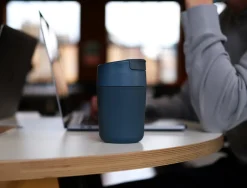 Joseph Joseph Reisbeker Sipp Met Flip top Dop 340 ml Blauw Outlet