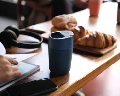 Joseph Joseph Reisbeker Sipp Met Flip top Dop 340 ml Blauw Outlet
