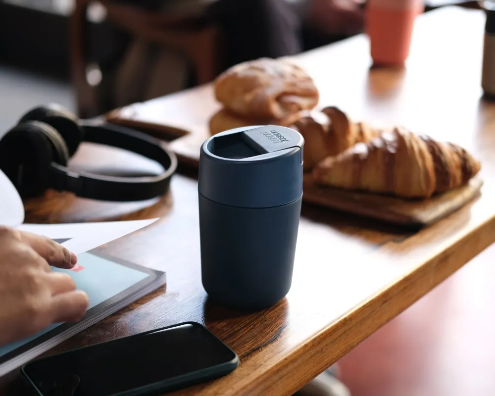 Joseph Joseph Reisbeker Sipp Met Flip top Dop 340 ml Blauw Outlet