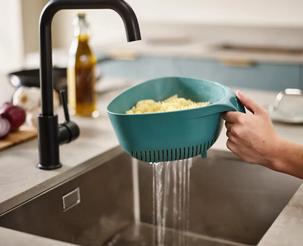 Vergiet Joseph Joseph Duo Triangular Colander Blauw