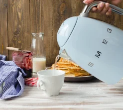 Smeg Waterkoker KLF03PBEU 50 Style Pastelblauw Clearance
