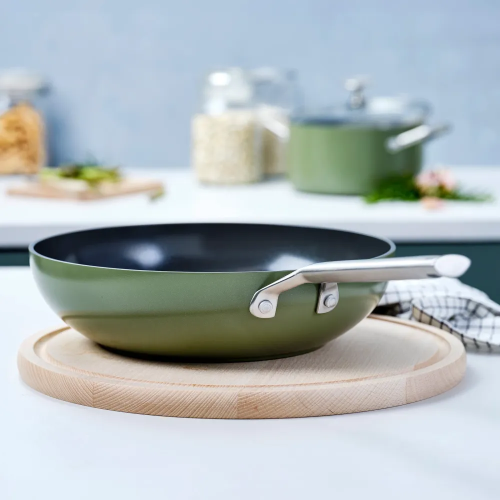 BK Wokpan Sublime Olive Green Met Keramische Antikleeflaag 28 cm Hot